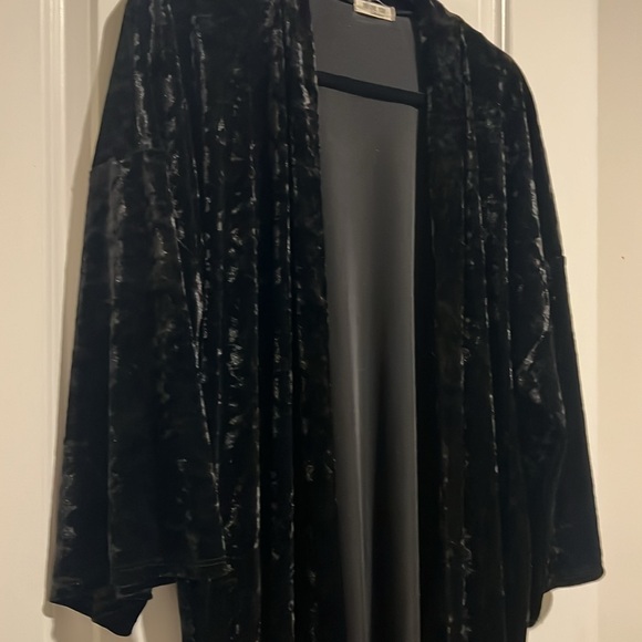 Like new Gorgeous Elegant Black Velvet Robe - Picture 4 of 6
